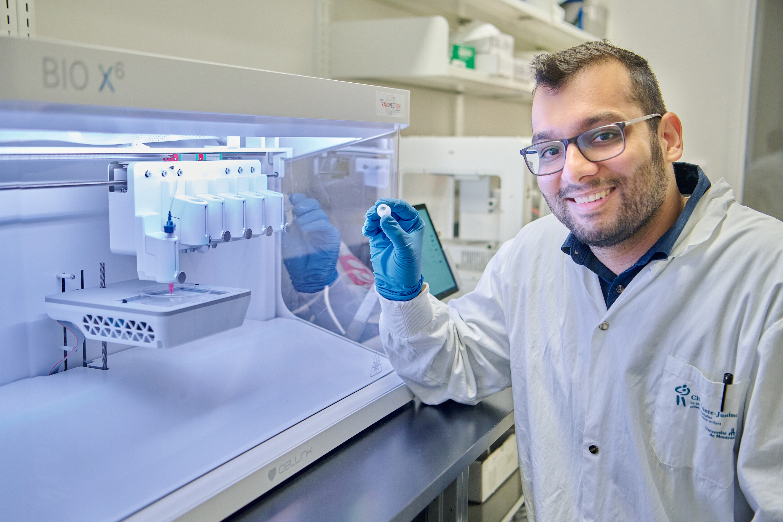 Arma Jafari montre une valve cardiaque fraîchement imprimée