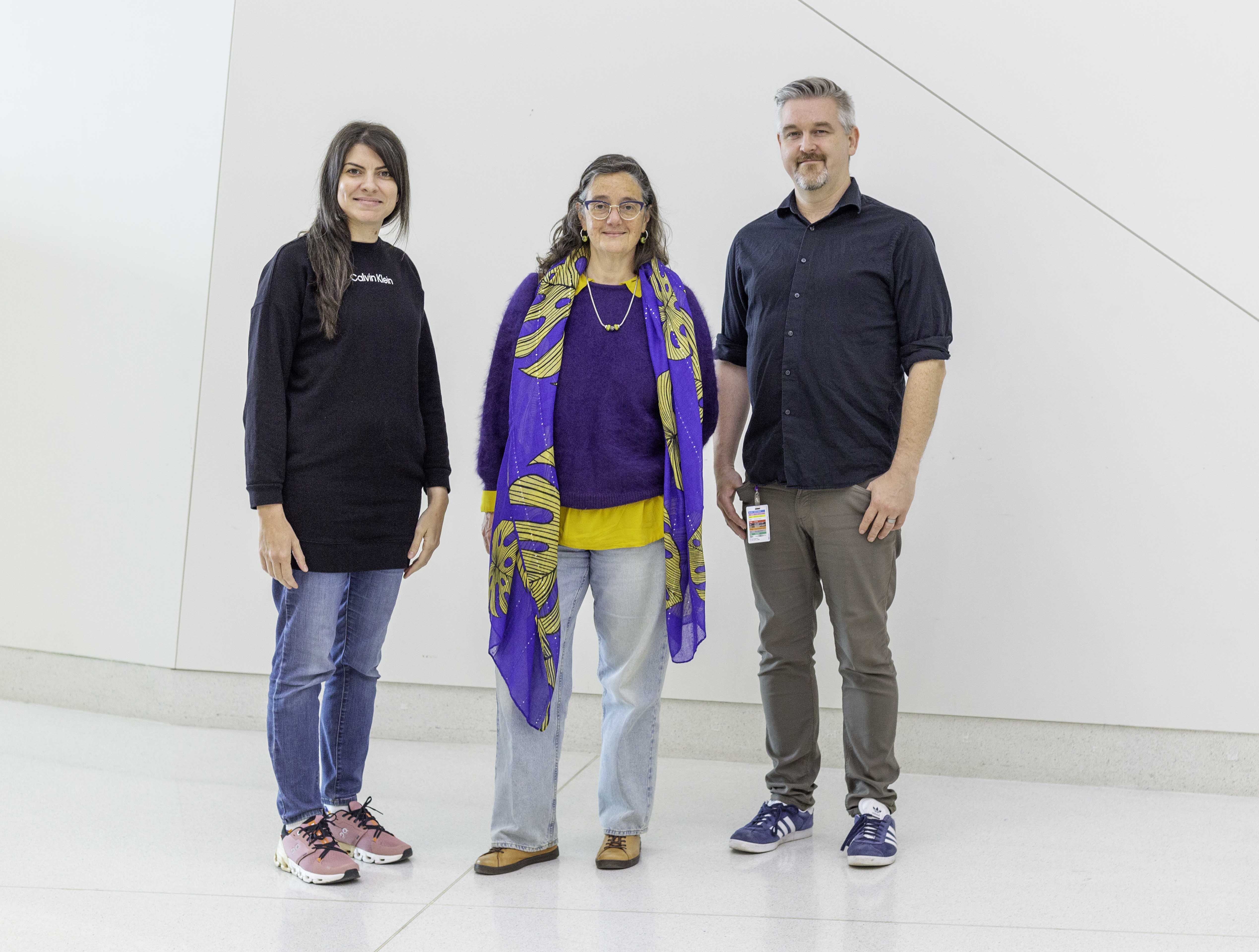 Graciela Pineyro, au centre, accompagnée de l'étudiante Iness Charfi et de l'étudiant Derek Normand