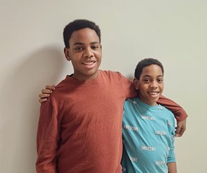 Mathias, à gauche, avec son frère Matteo.