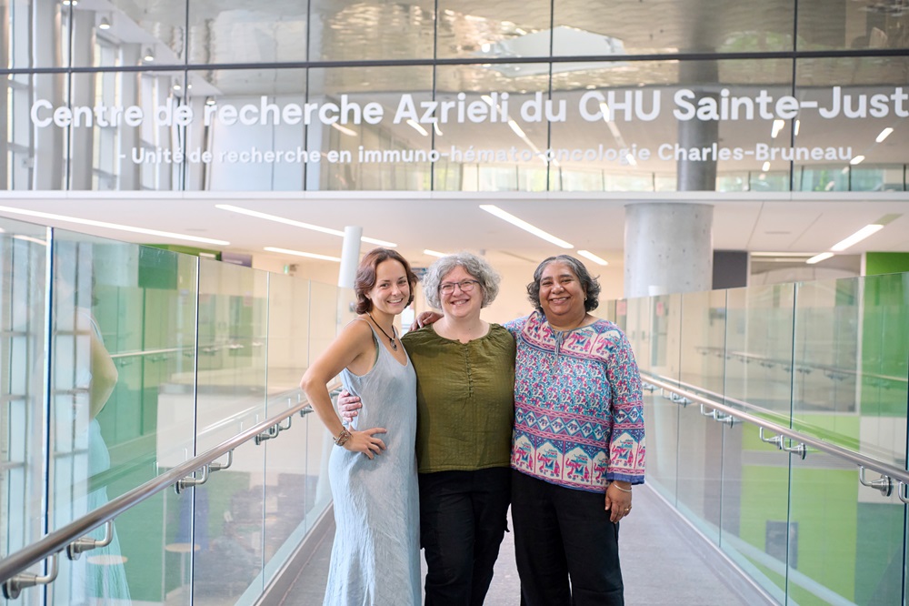 Maria Isabelle Carreño-Muñoz (co-autrice), Graziella Di Cristo et Bidisha Chattopadhyaya devant le Centre de recherche Azrieli du CHU Sainte-Justine