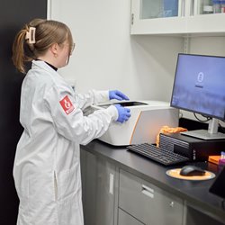 Justine Gromaire dans le laboratoire Flamier du CHU Sainte-Justine