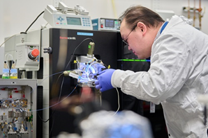 Zhaoguan Wu travaille au spectromètre de masse de la Plateforme de protéomique et d'immunopeptidomique du Centre de recherche Azrieli du CHU Sainte-Justine. Crédit: CHU Sainte-Justine (Véronique Lavoie)