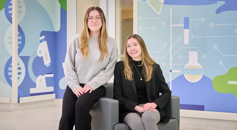 Clara Vincent et Anna MacKinnon devant le Centre de recherche Azrieli du CHU Sainte-Justine