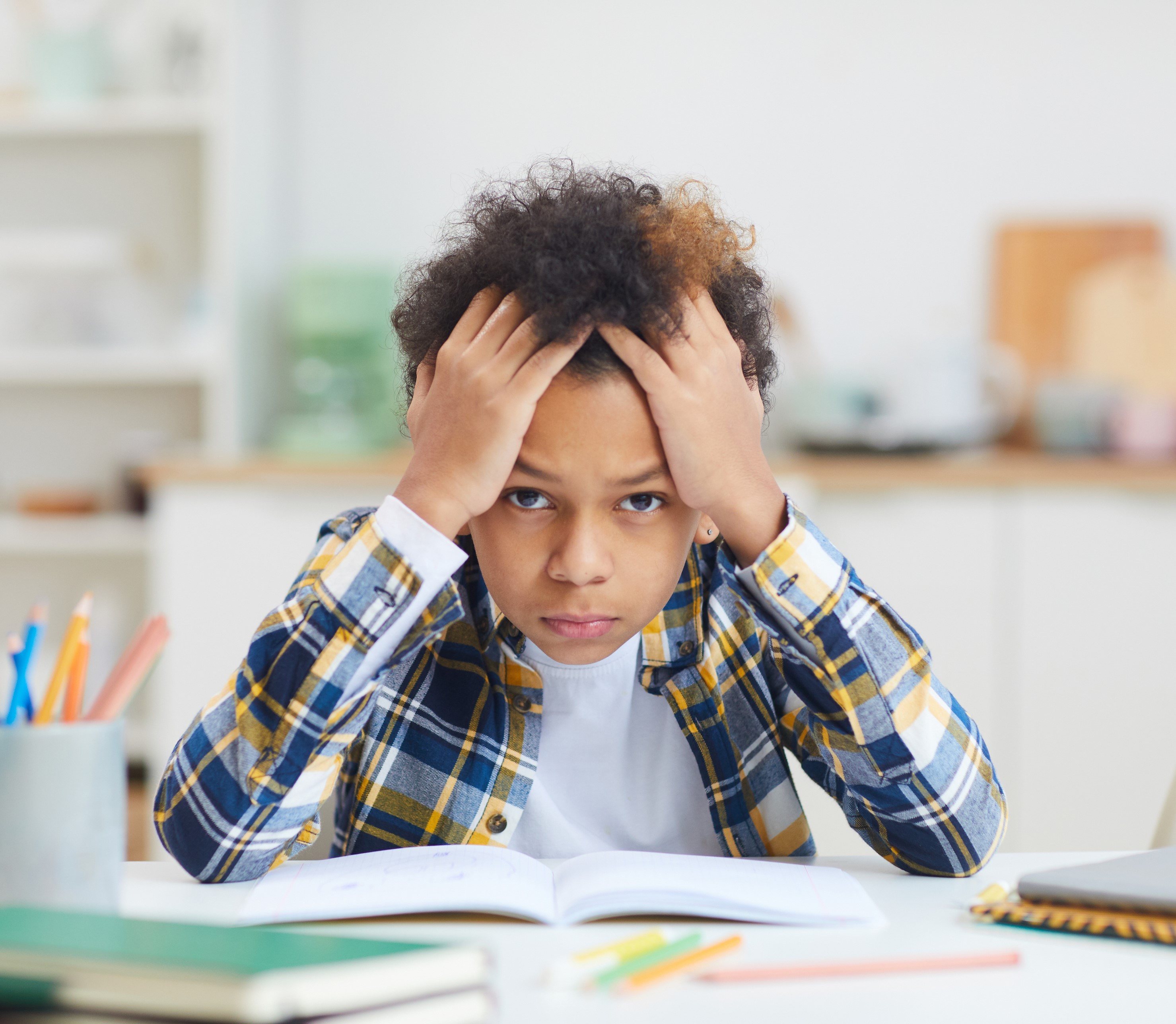 enfant qui se tient la tête